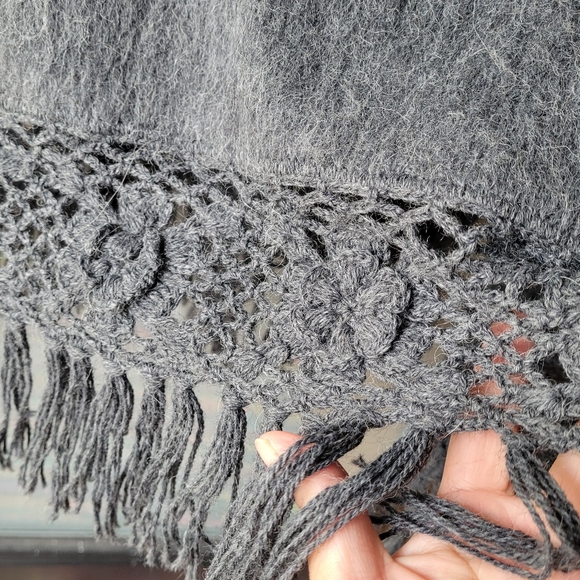 Novica Alpaca Blend Embroidered Floral Cape Fringe Size M Charcoal Made in Peru - Picture 3 of 9